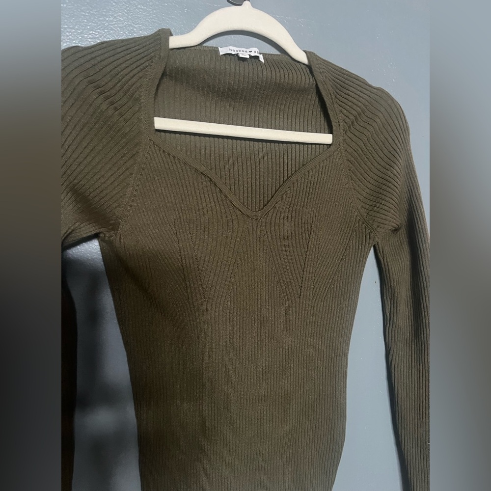 Hooked Up by IOT Green V-Neck Ribbed Sweater